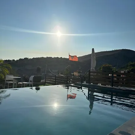 ホテル Saranda's Crown