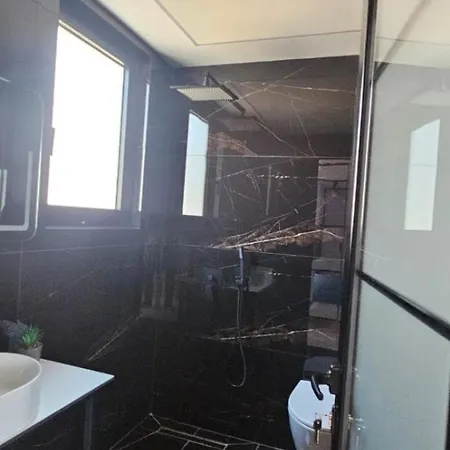 Saranda's Crown ホテル