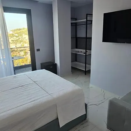 Saranda's Crown Hotel