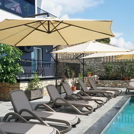 Saranda's Crown Hotel 3*