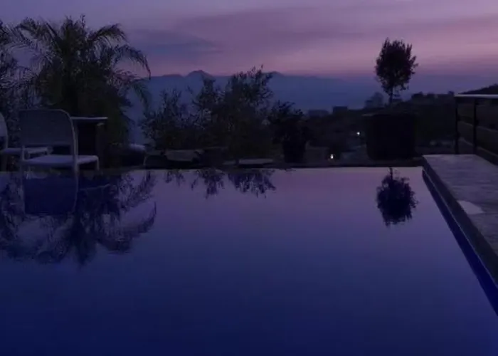 Saranda's Crown Hotel