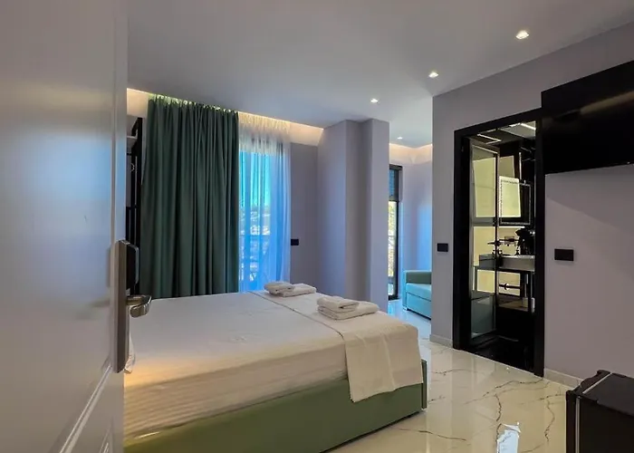 Saranda's Crown Hotel 3*