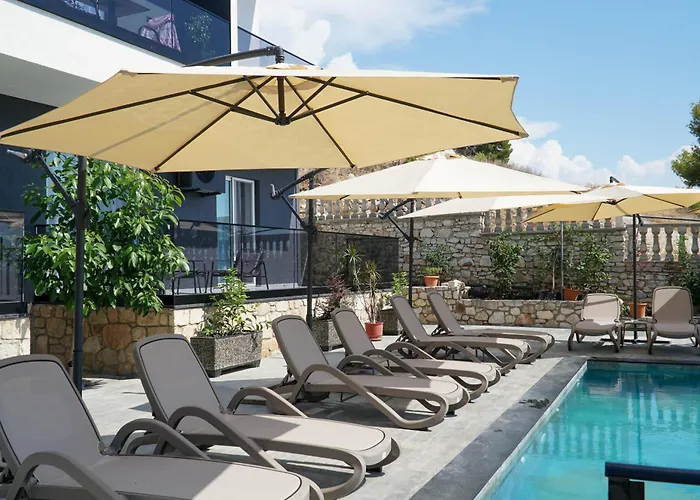 Saranda's Crown Hotel 3*